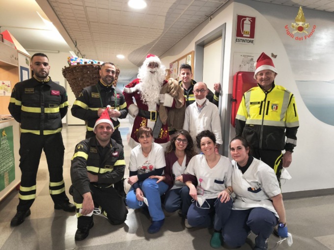 Pompieri in Pediatria dai bimbi ricoverati