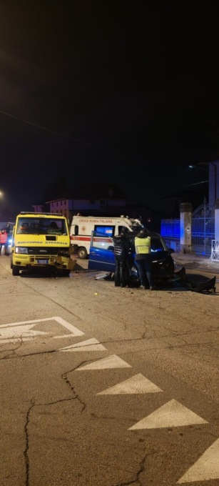 Grave incidente, schianto tra auto e carro attrezzi