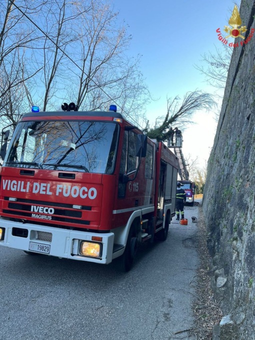 Vento forte: super lavoro per i Vigili del fuoco