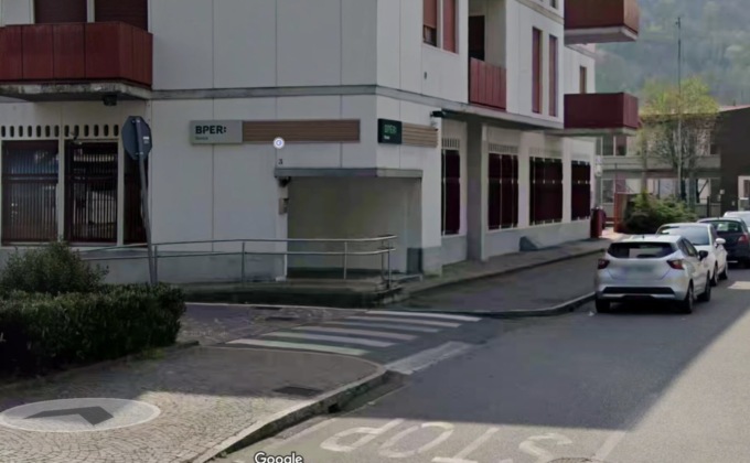 Crollo in banca, la filiale resta chiusa