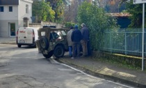 Veicolo storico militare va fuori strada e sbatte contro una recinzione