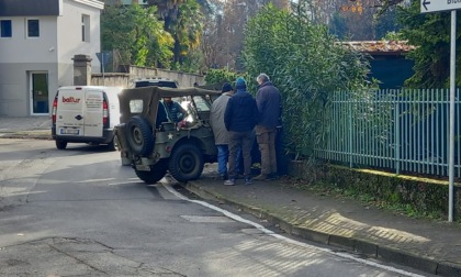 Veicolo storico militare va fuori strada e sbatte contro una recinzione