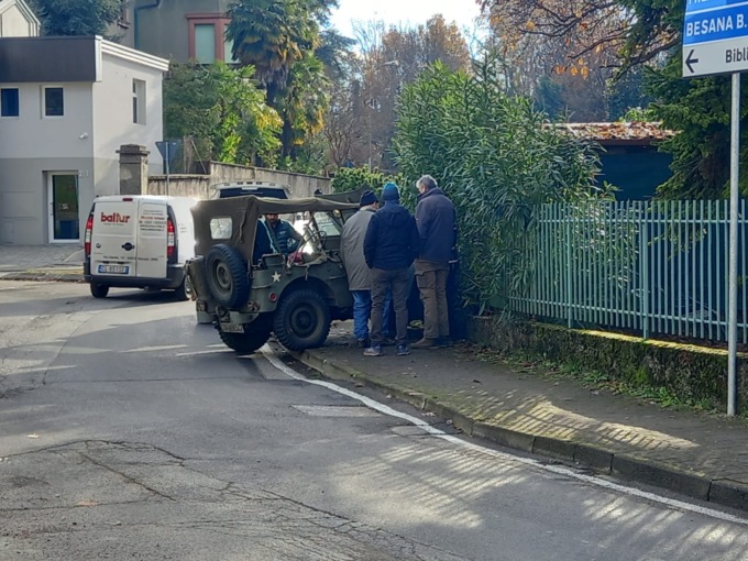 Veicolo storico militare va fuori strada e sbatte contro una recinzione