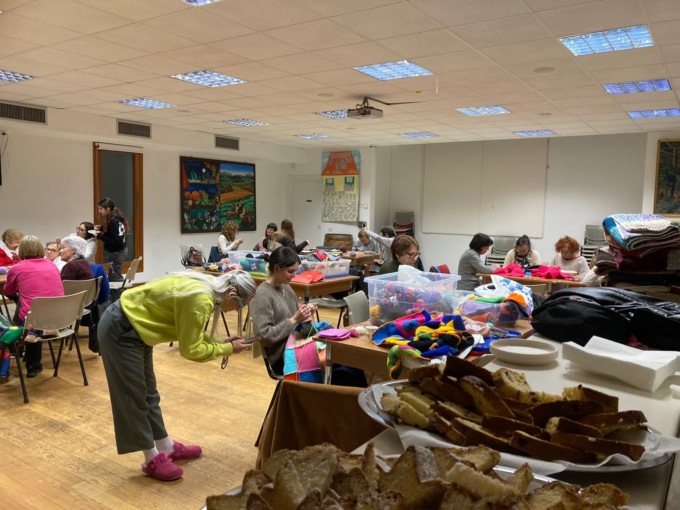 Sferruzzare solidale, a Casatenovo realizzate tante coperte per i senzatetto