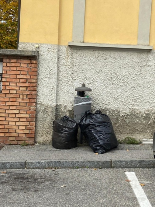 Abbandona rifiuti in centro, beccato grazie a Polizia locale e volontari