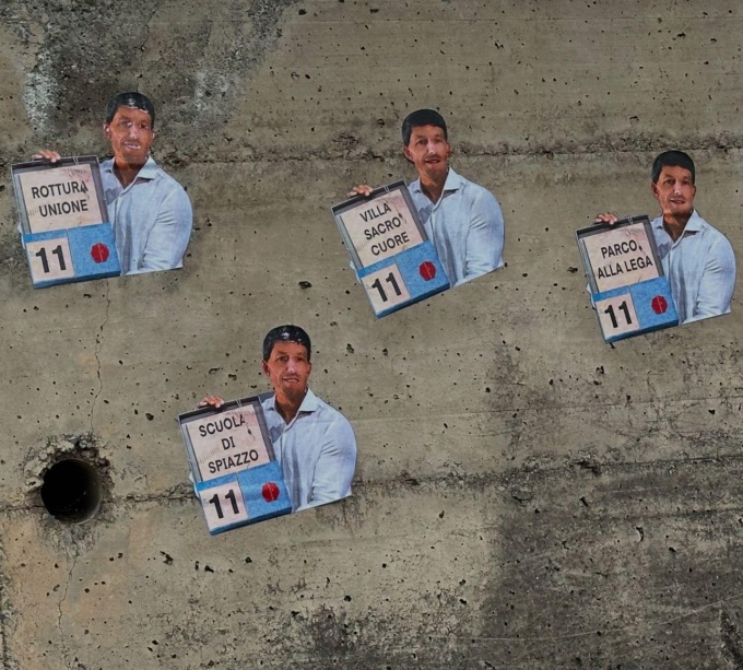 Parco del Curone, i “pacchi” di Marco Panzeri finiscono sui muri del paese