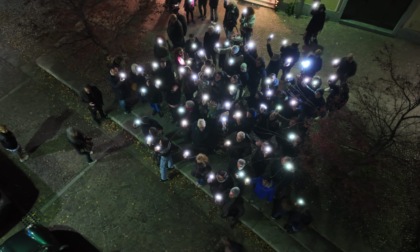 Niente luminarie? A Casatenovo si accendono... i cellulari FOTO e VIDEO