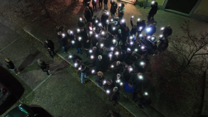 Niente luminarie? A Casatenovo si accendono… i cellulari FOTO e VIDEO