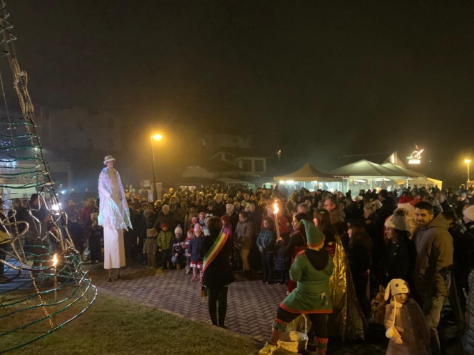Bancarelle, frittelle e tanto divertimento: sul Monte di Brianza è già Natale