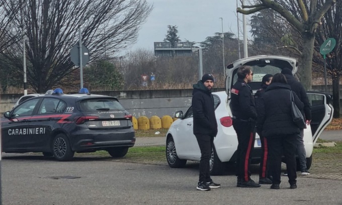 Accoltella la ex, un anno fa le gettò addosso l’acido