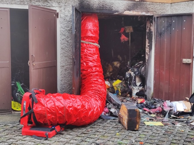 Incendio devasta un box, panico tra i residenti
