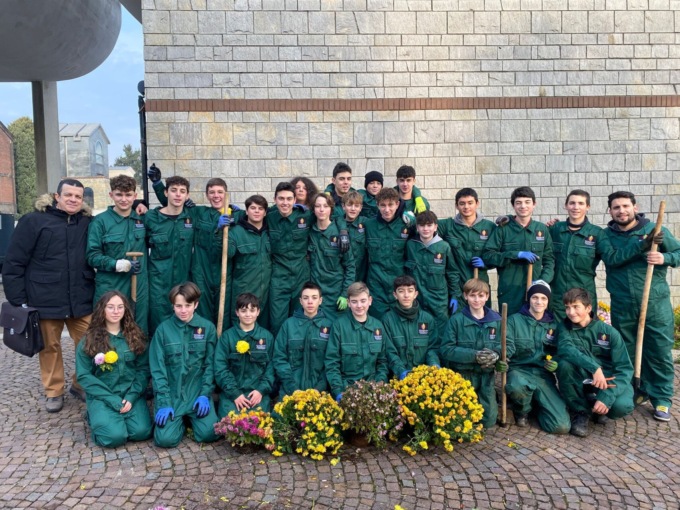 Casatenovo, gli studenti del Fumagalli piantano i crisantemi raccolti dai cittadini