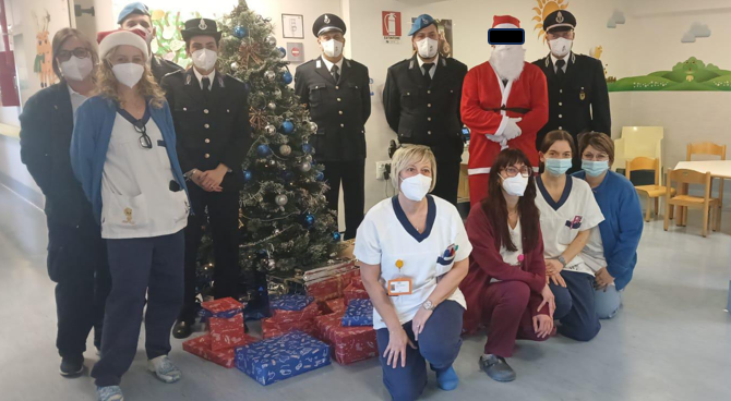 Detenuto vestito da Babbo Natale consegna doni in Pediatria