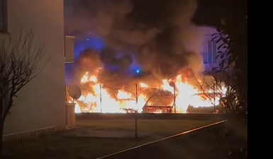 Auto incendiate vicino alle case, ecco il piromane in azione IL VIDEO