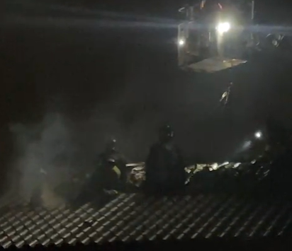 Incendio, a fuoco il tetto di una casa IL VIDEO