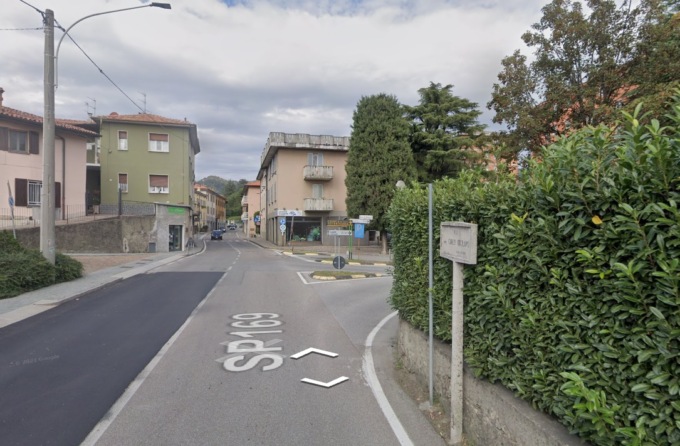 Anziana investita da un’auto mentre attraversa la strada: 75enne in gravissime condizioni