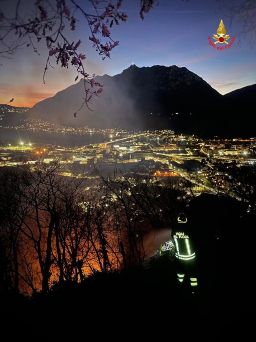 Incendio nei boschi, intervento in corso LE FOTO