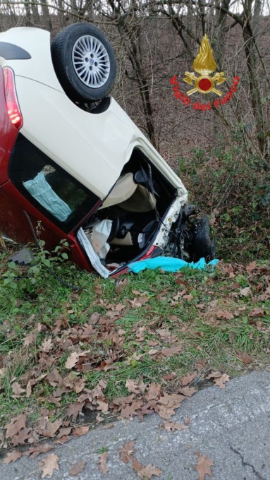 Grave incidente, resta incastrato tra le lamiere LE FOTO