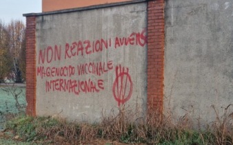“Non dal destino, ma ucciso con il vaccino”: raid vandalico “No Vax” al cimitero