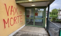 Scritte no-vax nel Comasco: anche una donna di Pontida tra gli identificati