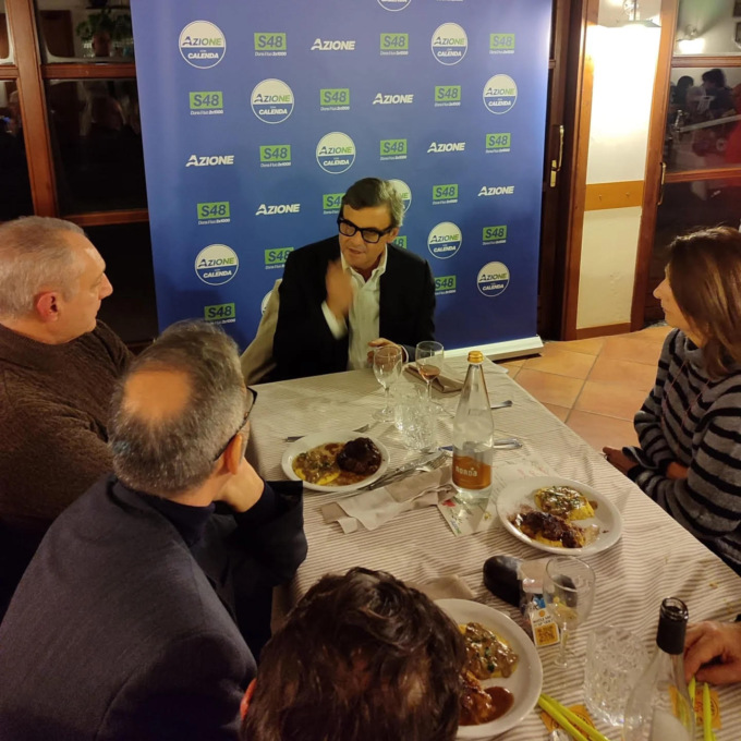 Carlo Calenda a cena a Merate con i militanti di Azione LE FOTO