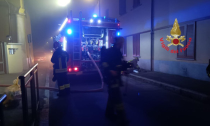 Due aziende a fuoco nella notte, Vigili del fuoco al lavoro