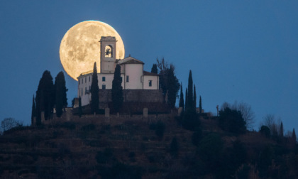 La luna piena illumina il colle, le spettacolari fotografie di un lettore