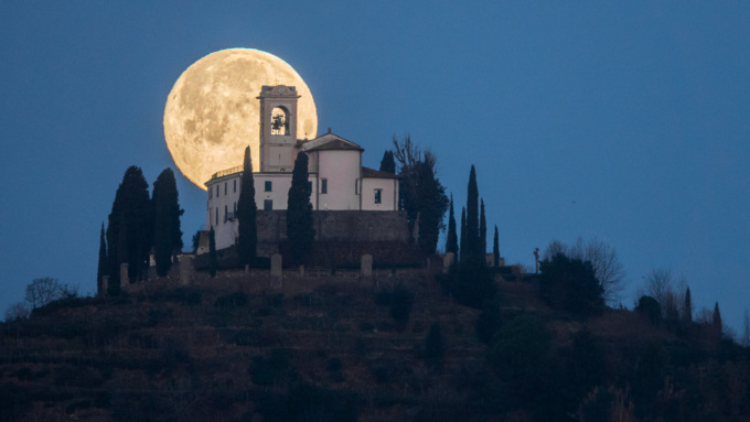 La luna piena illumina il colle, le spettacolari fotografie di un lettore