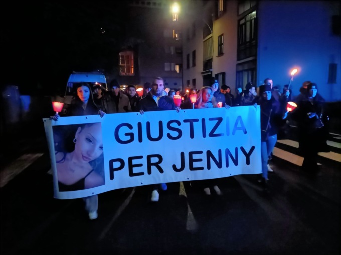“Giustizia per Jenny”, in tanti alla fiaccolata della 13enne morta tragicamente