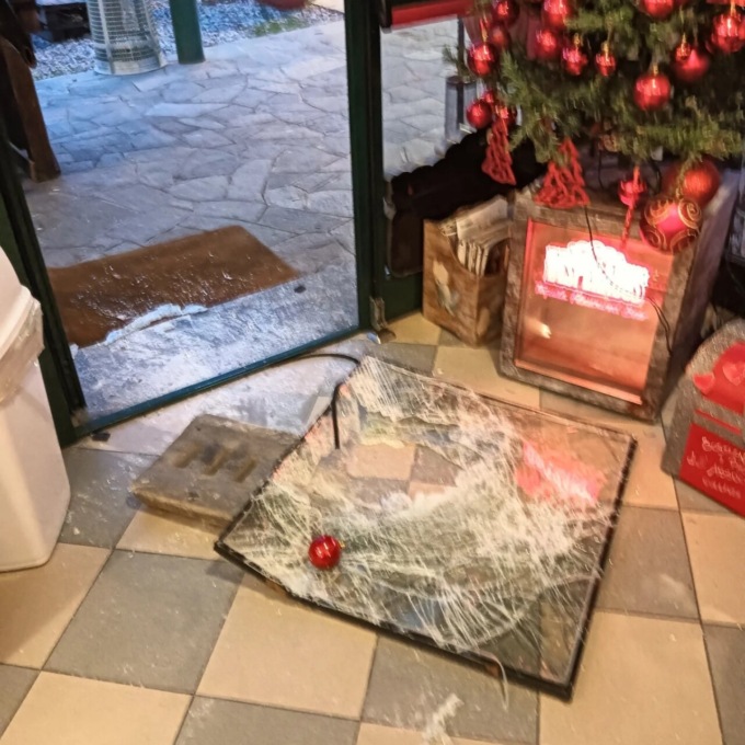 Rapina al centro sportivo, il bandito minaccia il barista con un coltello