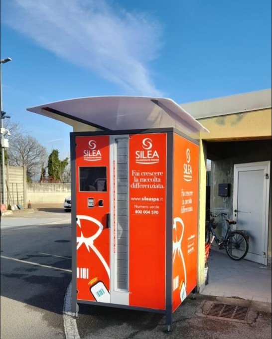 In funzione il nuovo distributore di sacchi rossi