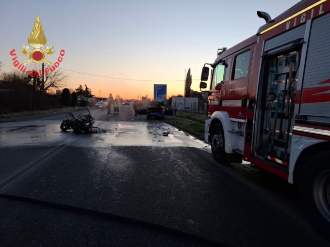 Tamponamento sulla provinciale: moto distrutta dalle fiamme
