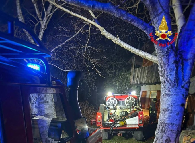 Vigili del fuoco impegnati per oltre due ore per un incendio abitazione