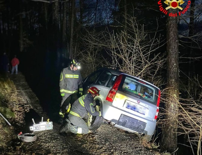 Pompieri recuperano un’auto che rischiava di cadere in una scarpata