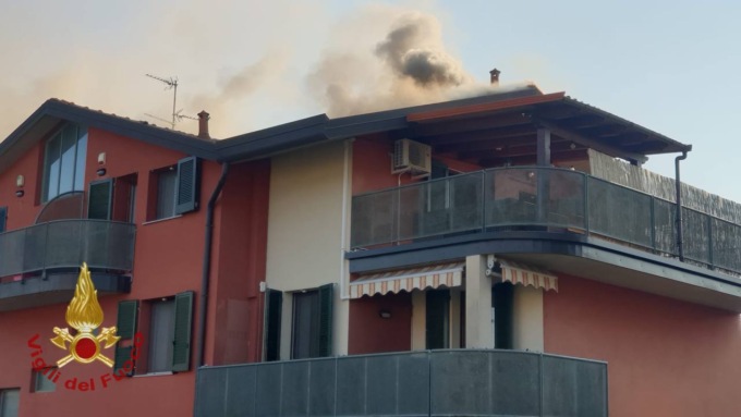 Brucia una canna fumaria, Vigili del fuoco in azione