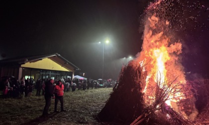 La pioggia non ferma la tradizione: a Castello, bruciata la Gibiana