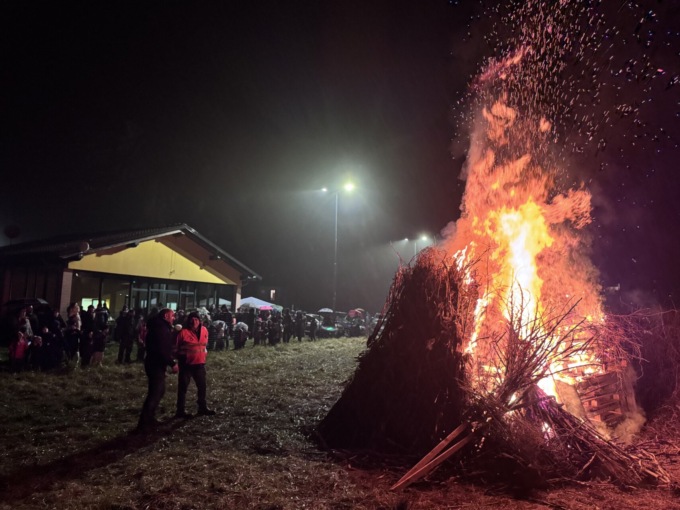 La pioggia non ferma la tradizione: a Castello, bruciata la Gibiana