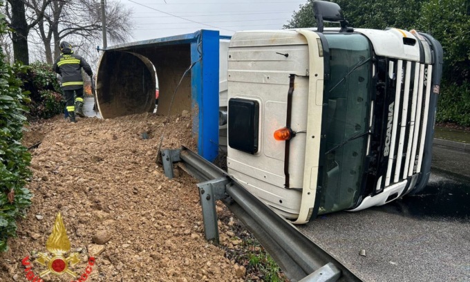 Camion si ribalta e perde il carico, traffico in tilt