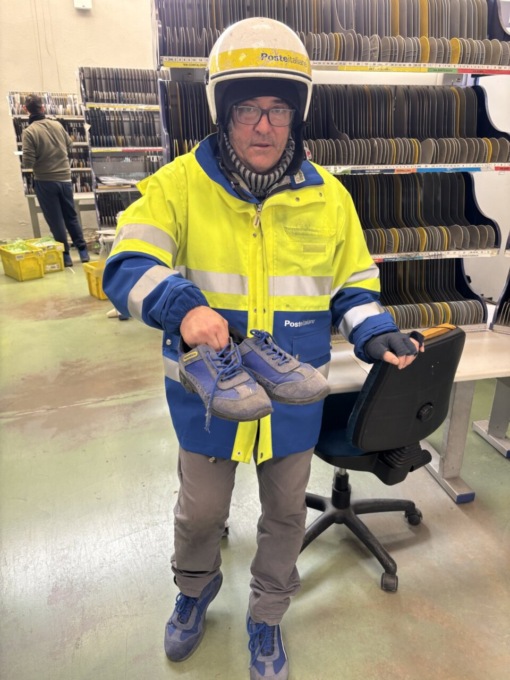 Il pavimento dell’area gioco dei bimbi? Si realizza con le scarpe dei postini