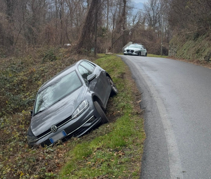 Esce di strada con l’auto e finisce in ospedale