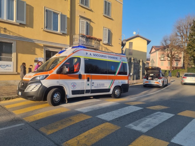 Colto da un arresto cardiaco per strada, gravissimo un uomo