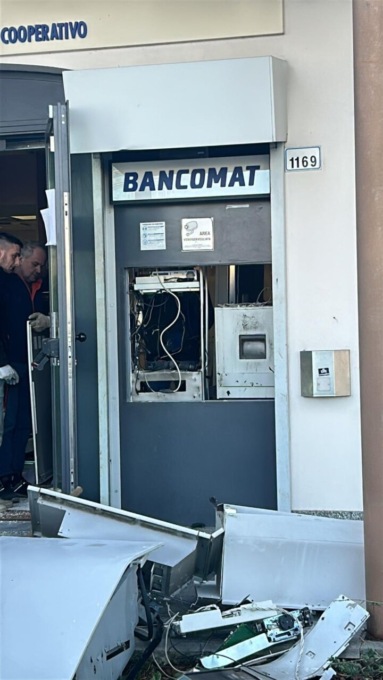 Colpo in banca, i ladri fanno esplodere il bancomat