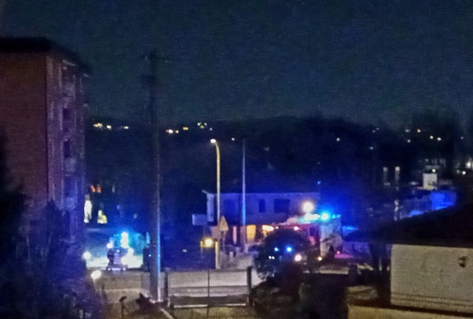 Restano chiusi in casa, evacuati dai Vigili del Fuoco