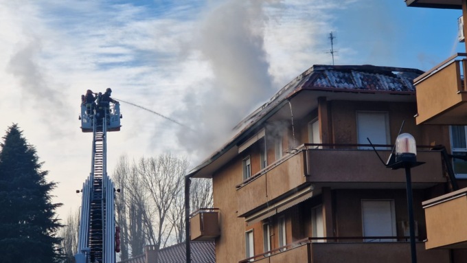A fuoco il tetto di un condominio FOTO e VIDEO