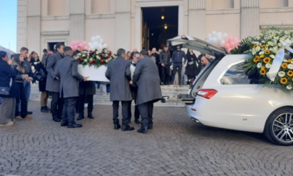 Folla ai funerali di Jennifer Alcani: "La vita non è un video sui social, custoditela"