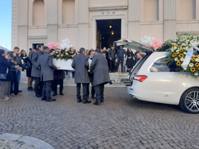 Folla ai funerali di Jennifer Alcani: “La vita non è un video sui social, custoditela”