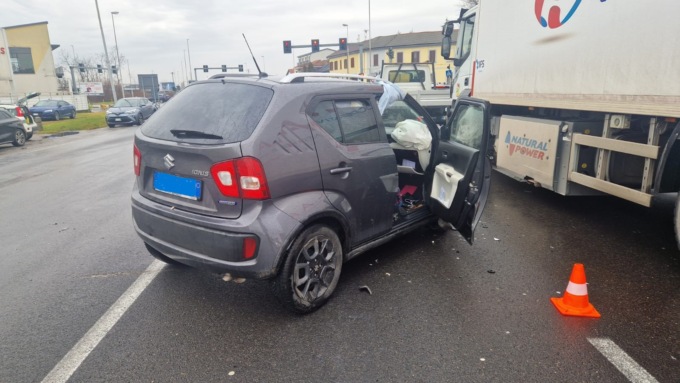 Violento scontro tra due auto, grave una donna
