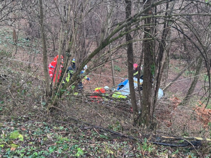 Sbanda e finisce nella scarpata, ferito l’automobilista FOTO e VIDEO