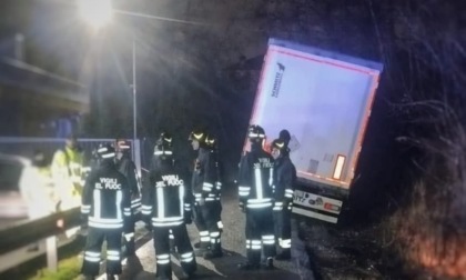 Camion fuori strada, finisce nel fossato LE FOTO