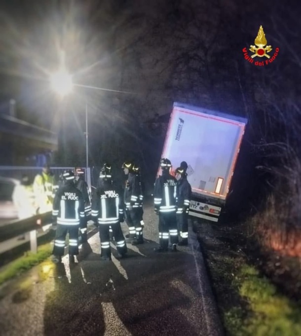 Camion fuori strada, finisce nel fossato LE FOTO